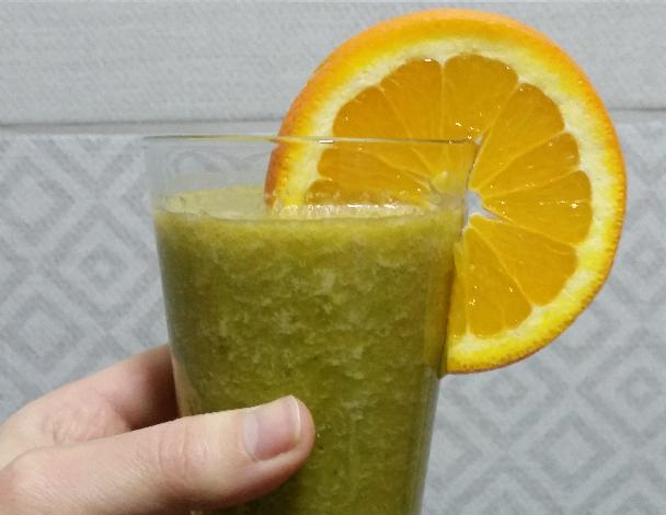 Healthy Orange-Banana Smoothie with Spinach